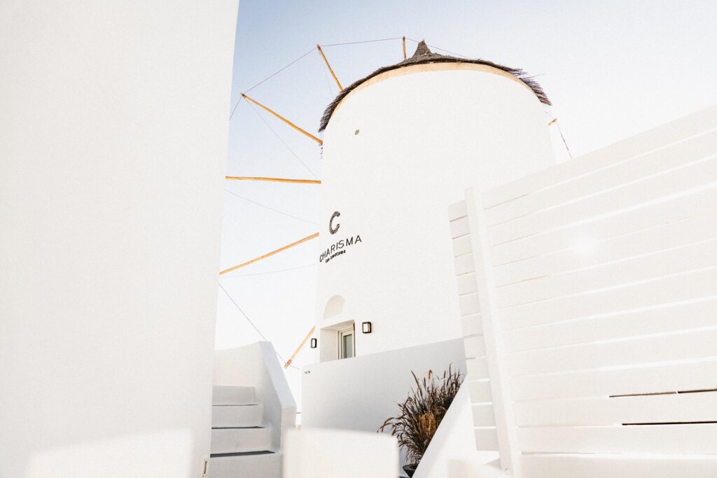 sesje fotograficzne na Santorini!  Jeśli marzysz o wyjątkowych zdjęciach na tle bajkowych, białych domków i zachodów słońca nad Morzem Egejskim, zapraszam