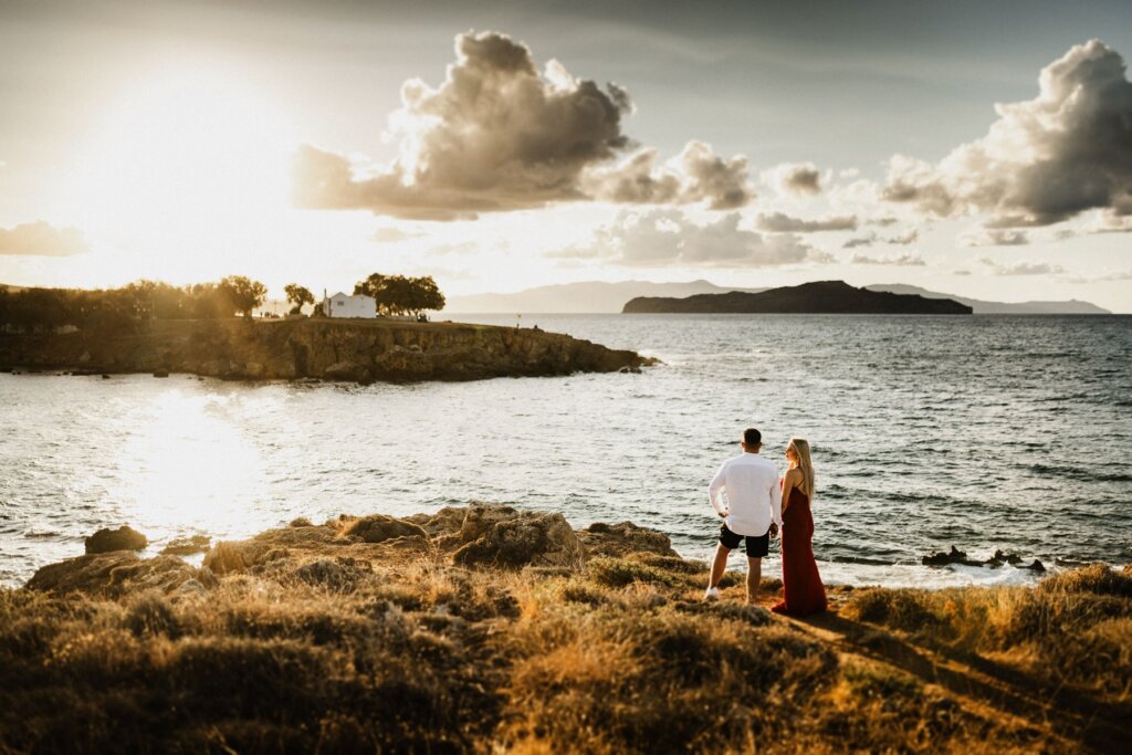 Sesja brzuszkowa sesja na klifie na Krecie